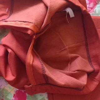 Pantaloni arancioni risvolto leopardato