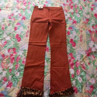 Pantaloni arancioni risvolto leopardato