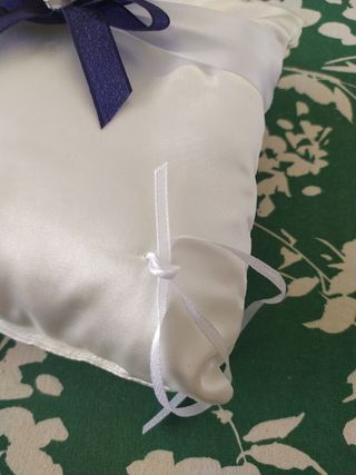 Cuscino porta fedi con fiocco blu