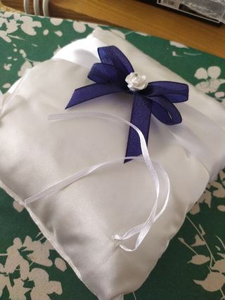 Cuscino porta fedi con fiocco blu