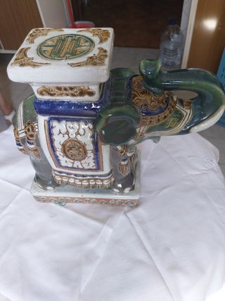 Elefante de louça decorativa