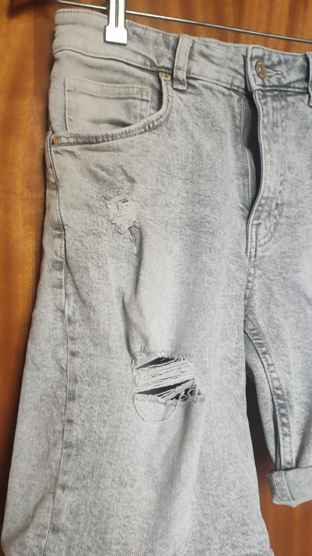 Bermuda vaquera gris con rotos talla 38 de Bershka