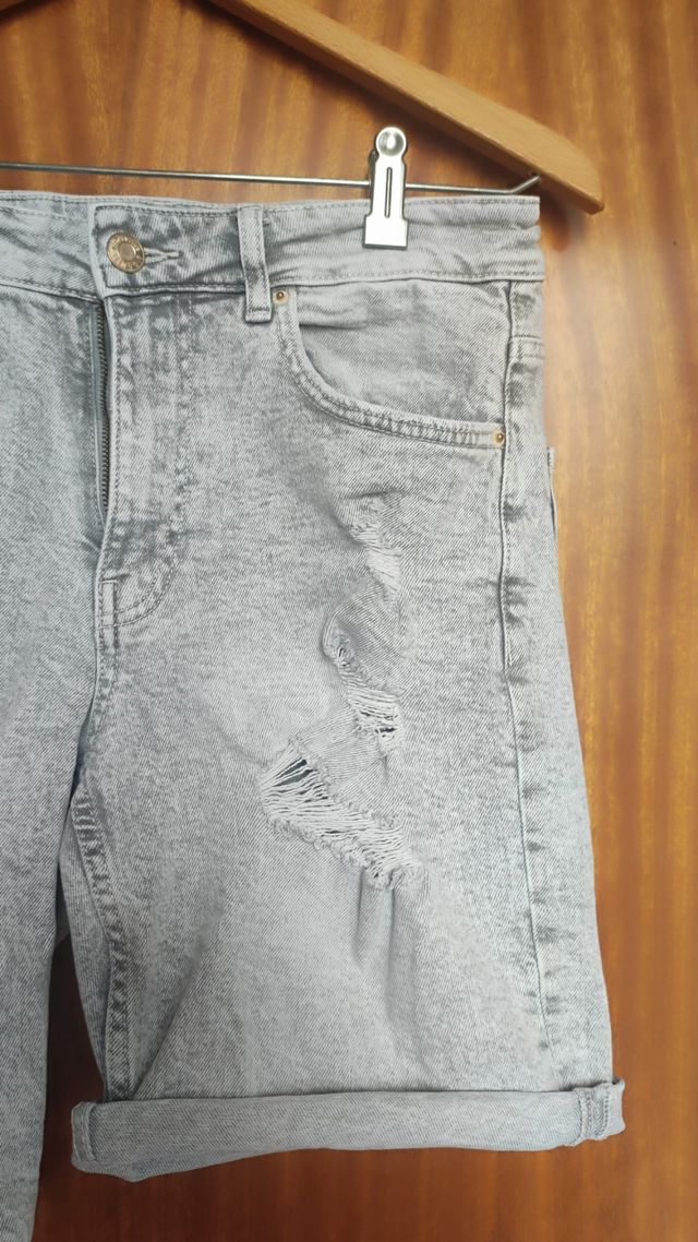 Bermuda vaquera gris con rotos talla 38 de Bershka