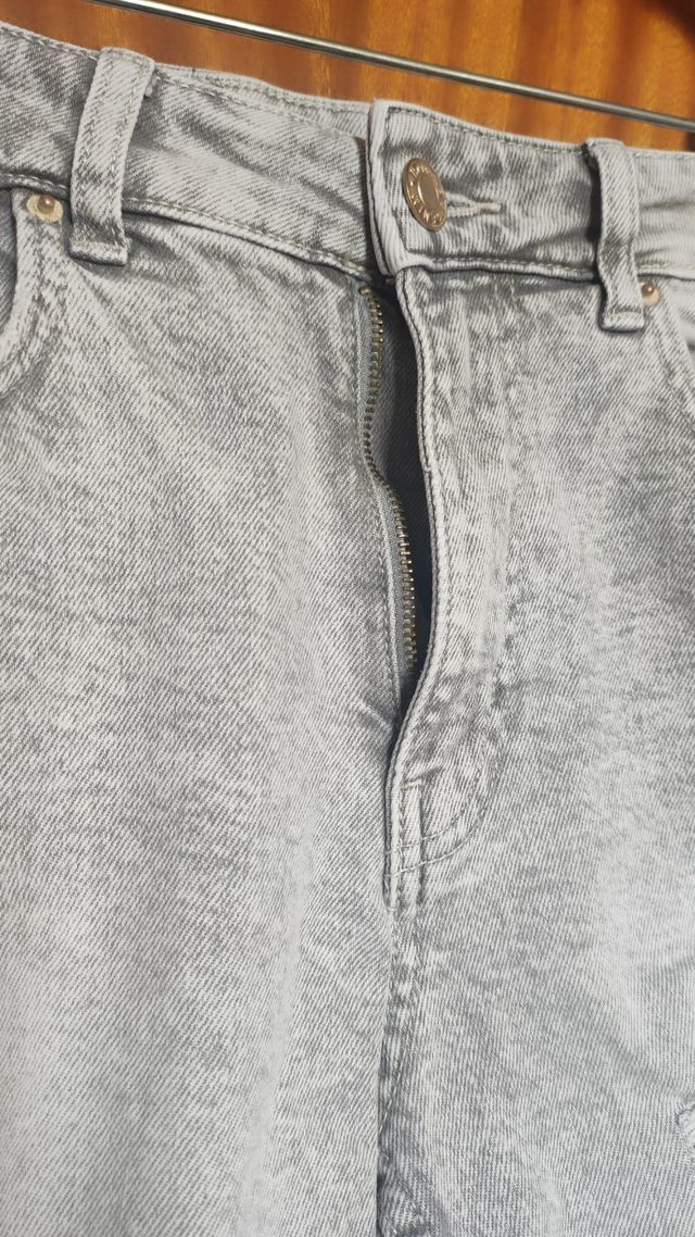 Bermuda vaquera gris con rotos talla 38 de Bershka