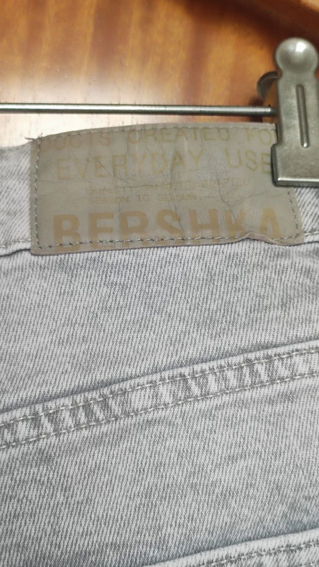 Bermuda vaquera gris con rotos talla 38 de Bershka