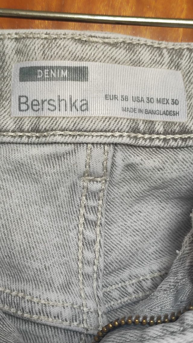 Bermuda vaquera gris con rotos talla 38 de Bershka