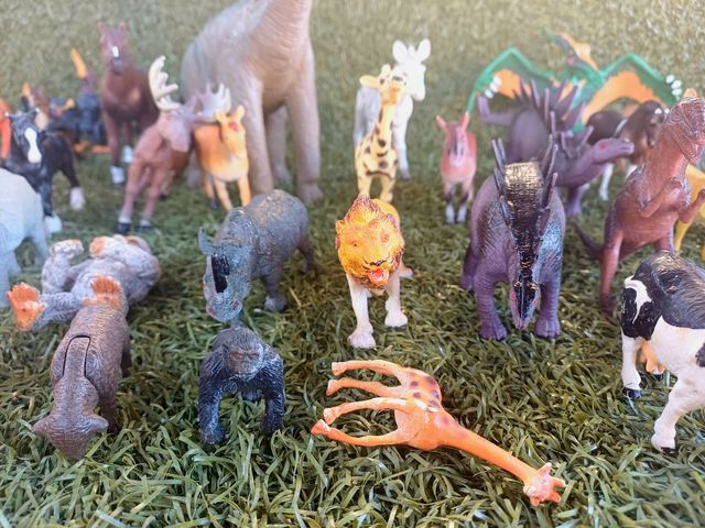 Lote de 48 figuras de animales
