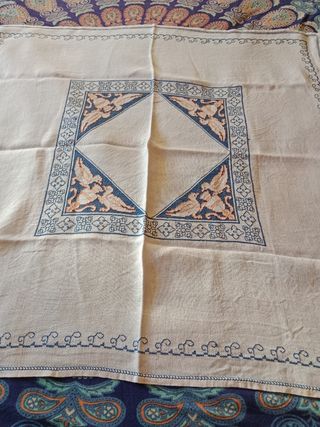 Mantel de hilo bordado a mano antiguo