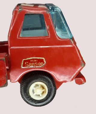 Camión de juguete antiguo.