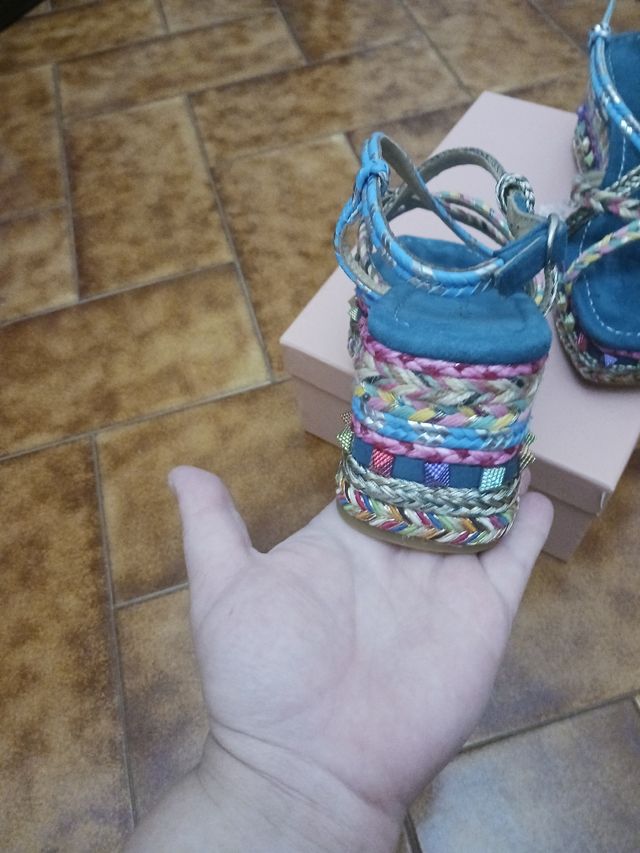 Sandalias nuevas de alma en pena