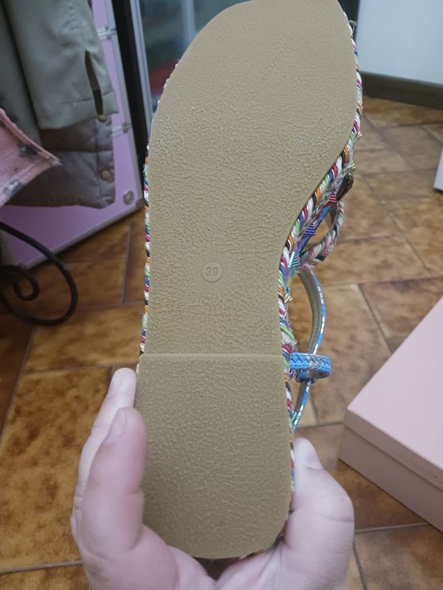 Sandalias nuevas de alma en pena