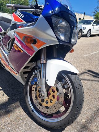 YAMAHA YZF750