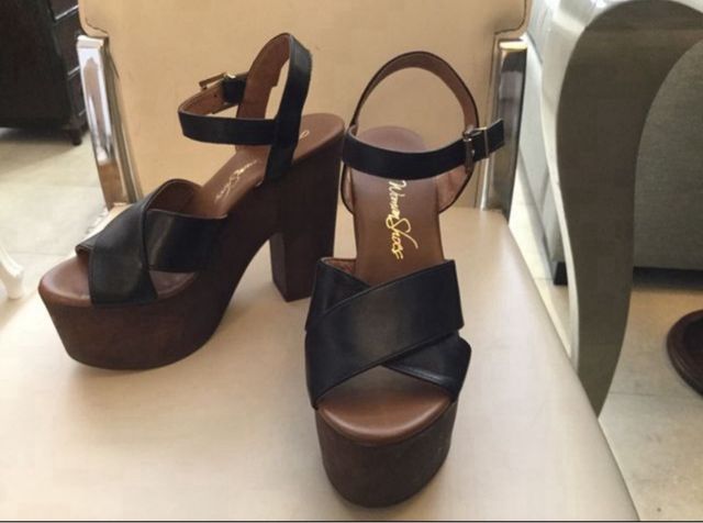 Lote dos sandalias de piel