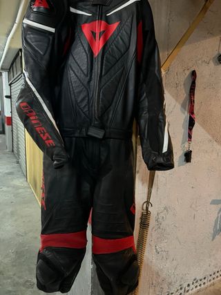 mono de cuero moto