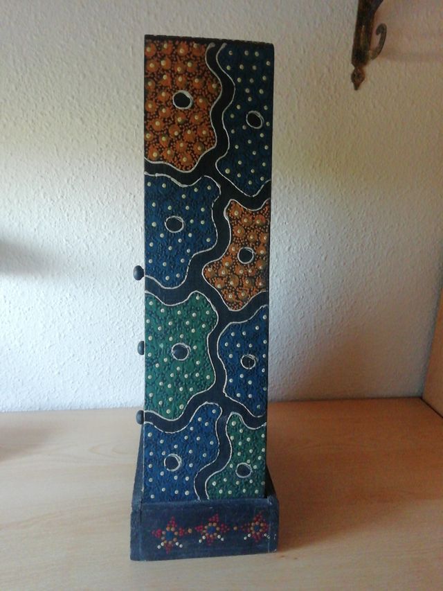 Cajonera de madera con tres cajones