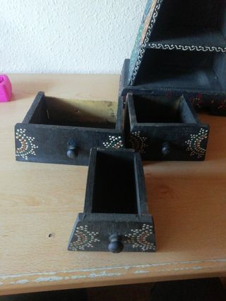 Cajonera de madera con tres cajones