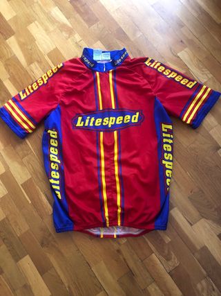 2 Camisetas de ciclismo talla XL, pero dan como M.