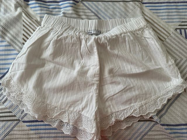 Short blanco con puntilla talla L