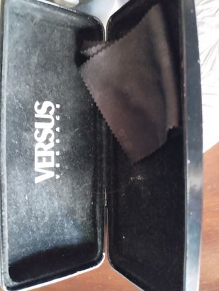 Estuche Gafas de Sol  Chanel y Versace.