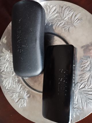 Estuche Gafas de Sol  Chanel y Versace.