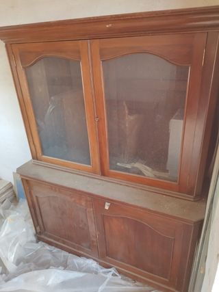 Mueble aparador de madera con vitrina expositora.