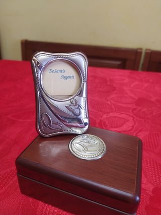 Portafoto argento e cofanetto in legno.