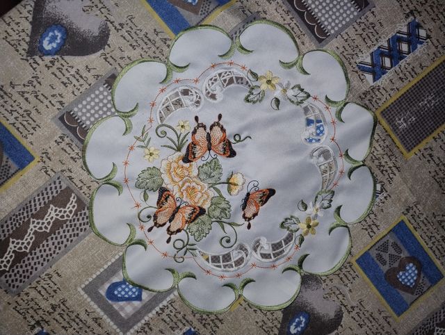 Centrino tovaglia tondo farfalle con ricami