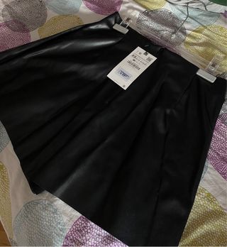 falda pantalon plisada efecto piel