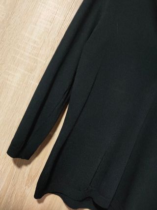 Jersey básico negro de pico entretiempo