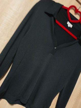 Jersey básico negro de pico entretiempo