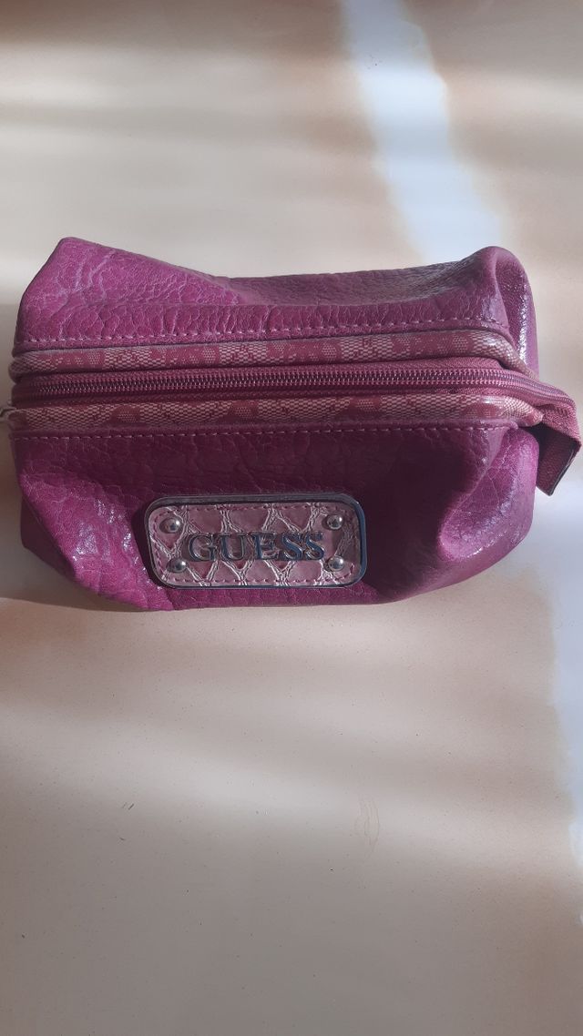 Trousse fucsia Guess