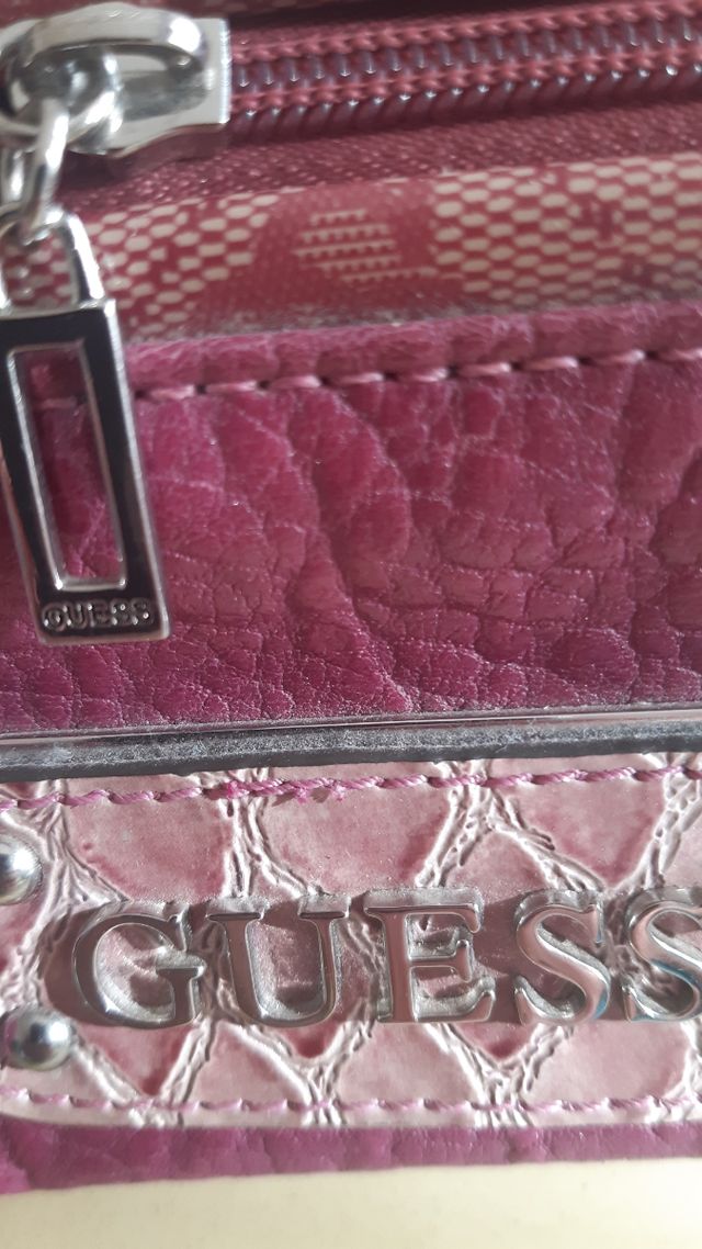 Trousse fucsia Guess