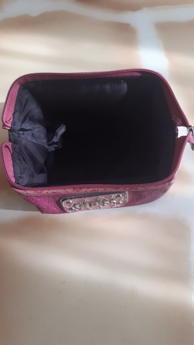 Trousse fucsia Guess