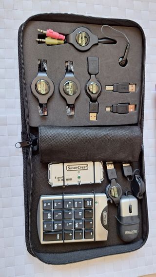 Estuche con adaptadores Usb , ratón, hub