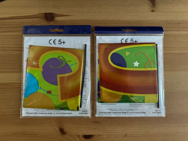 Globos inflables con numeros 3 y 0.