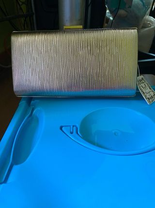 Cartera de mano dorada