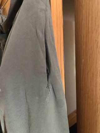 Pantalon verde caqui fluido. XS. Zara