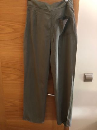 Pantalon verde caqui fluido. XS. Zara