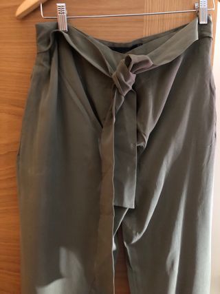 Pantalon verde caqui fluido. XS. Zara