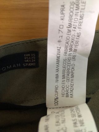 Pantalon verde caqui fluido. XS. Zara