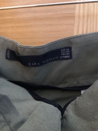 Pantalon verde caqui fluido. XS. Zara