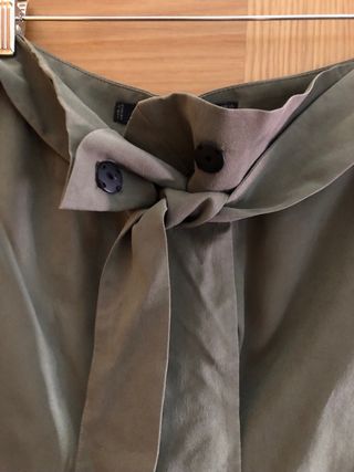 Pantalon verde caqui fluido. XS. Zara