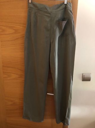Pantalon verde caqui fluido. XS. Zara