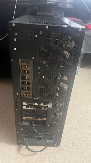Torre de ordenador de sobremesa y monitor