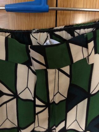 Pantalón recto verde/negro. S. Zara