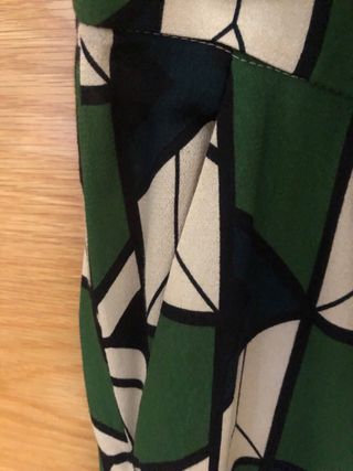 Pantalón recto verde/negro. S. Zara