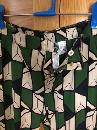 Pantalón recto verde/negro. S. Zara