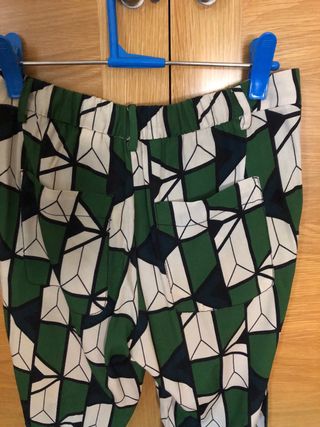 Pantalón recto verde/negro. S. Zara