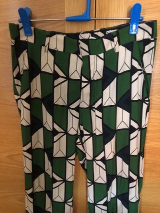 Pantalón recto verde/negro. S. Zara