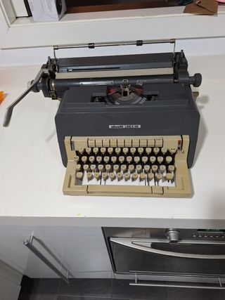 Máquina de escribir olivetti línea 98